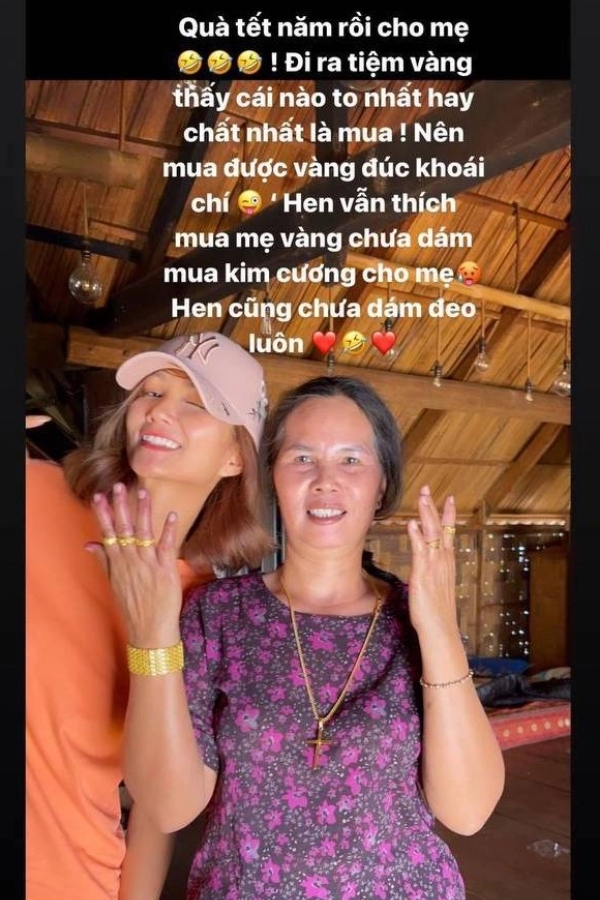  
Cô cũng cực kỳ mạnh tay chi tiền mua vàng cho mẹ. (Ảnh: FB H'Hen Niê) - Tin sao Viet - Tin tuc sao Viet - Scandal sao Viet - Tin tuc cua Sao - Tin cua Sao