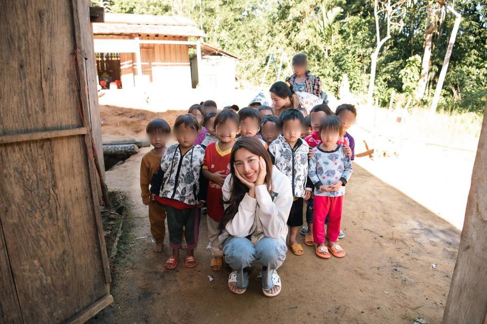  
Nàng hậu được coi là người đẹp nhân ái thành công nhất lịch sử. (Ảnh: FB Nguyễn Thúc Thùy Tiên) - Tin sao Viet - Tin tuc sao Viet - Scandal sao Viet - Tin tuc cua Sao - Tin cua Sao