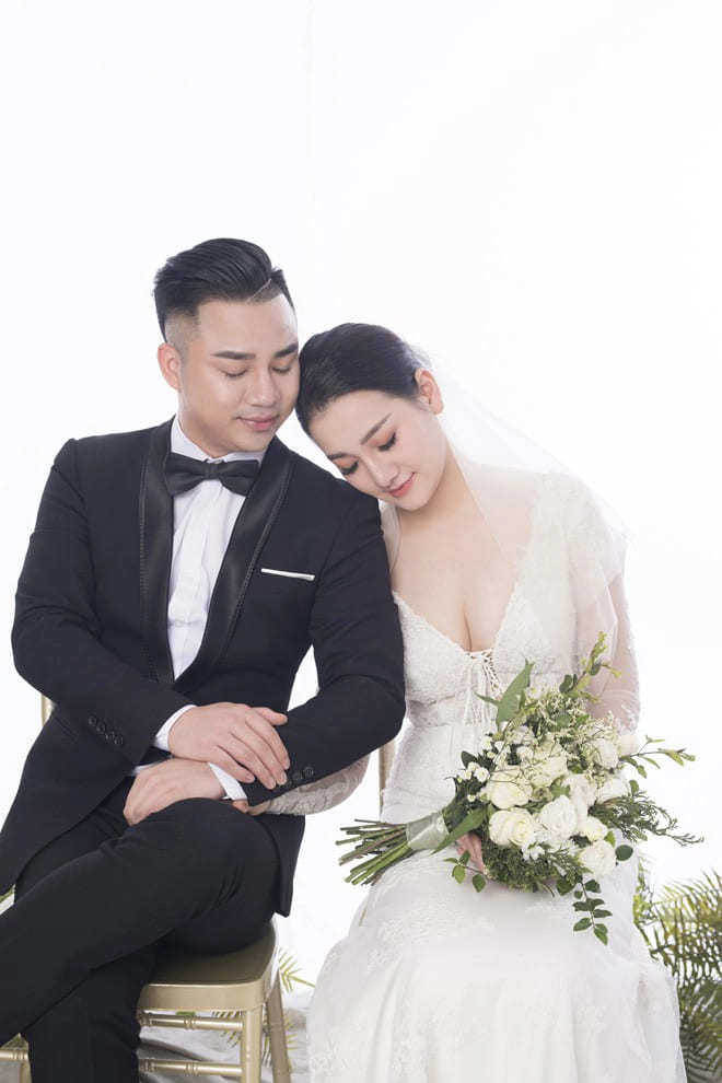  เขาแต่งงานในปี 2561 กับ Thuy Tien ภรรยาของเขา