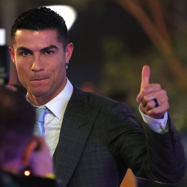 Ronaldo tình tứ chụp ảnh với siêu mẫu
