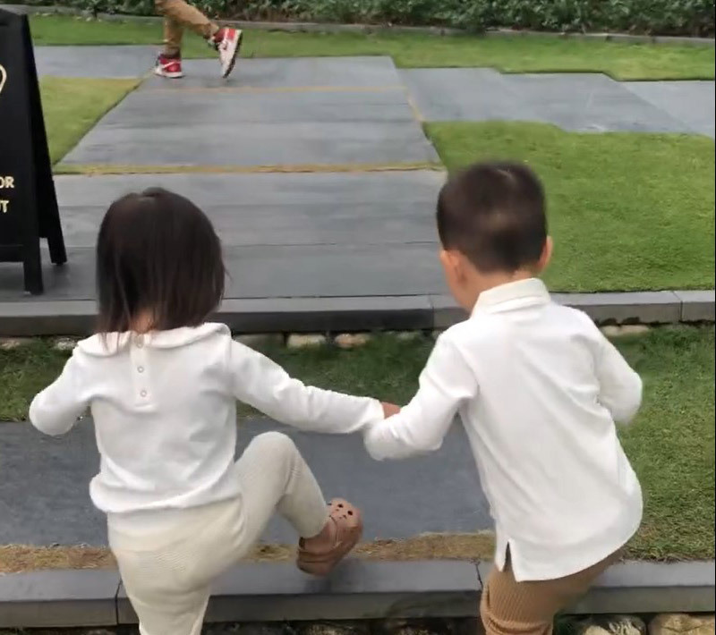  
Cô bé không quên dắt tay em trai khi cùng đi dạo. (Ảnh: Chụp màn hình Instagram @henryLisaLeon)