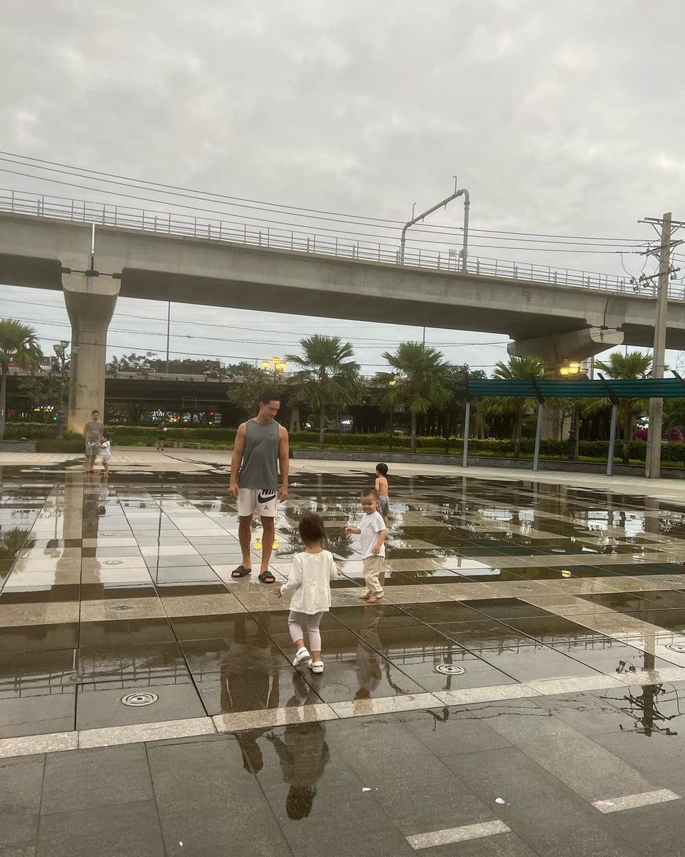  
Gia đình Lisa - Leon đi chơi ở công viên. (Ảnh: Chụp màn hình Instagram @henryLisaLeon)