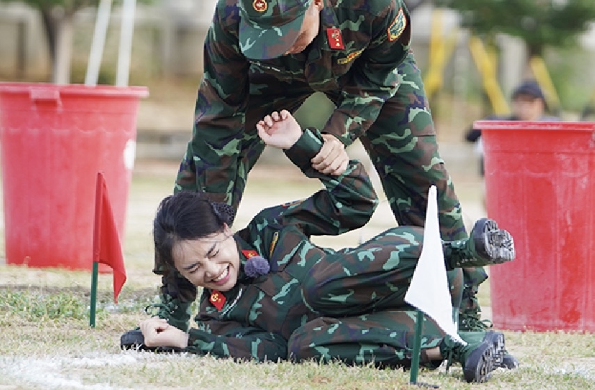  Nhã Phương cho thấy màu sắc mạnh mẽ, gan dạ trong chương trình mới. (Ảnh: Sao Nhập Ngũ) - Tin sao Viet - Tin tuc sao Viet - Scandal sao Viet - Tin tuc cua Sao - Tin cua Sao