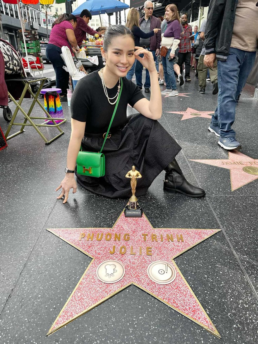  
Phương Trinh Jolie rạng rỡ với bảng tên của mình trên Đại lộ Danh vọng Hollywood. (Ảnh: FB Phương Trinh Jolie) - Tin sao Viet - Tin tuc sao Viet - Scandal sao Viet - Tin tuc cua Sao - Tin cua Sao