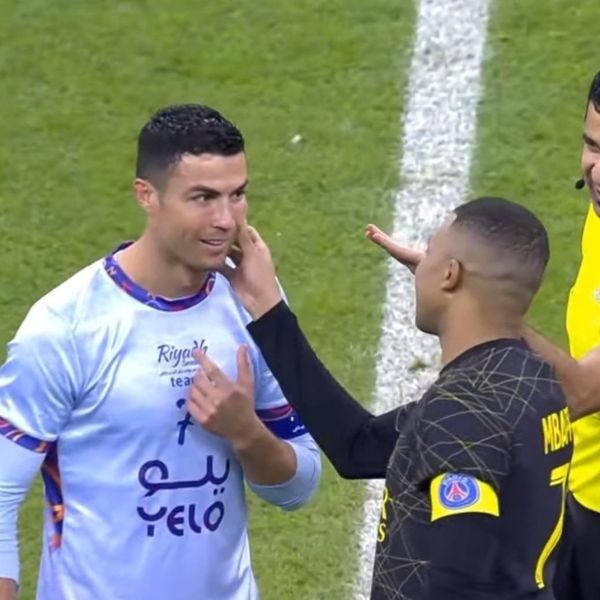  Mbappe nhẹ nhàng sờ má Ronaldo để hỏi thăm tình trạng sức khỏe tiền đạo người Bồ Đào Nha. (Ảnh: Al Nassr)