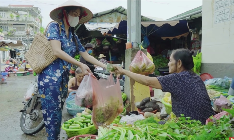  
Thủy Tiên không ngại mặc đồ bộ khi đi chợ. (Ảnh: FB Thủy Tiên) - Tin sao Viet - Tin tuc sao Viet - Scandal sao Viet - Tin tuc cua Sao - Tin cua Sao