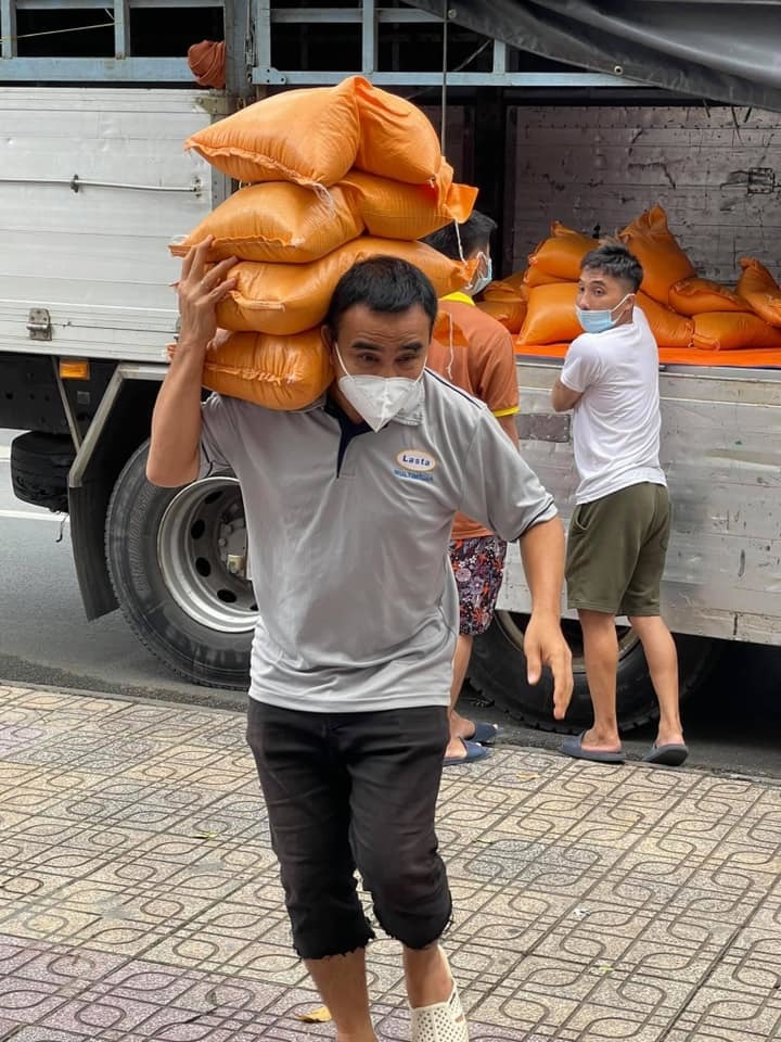  
Anh không ngần ngại khiên vác hỗ trợ mọi người. (Ảnh: FB Quyền Linh) - Tin sao Viet - Tin tuc sao Viet - Scandal sao Viet - Tin tuc cua Sao - Tin cua Sao