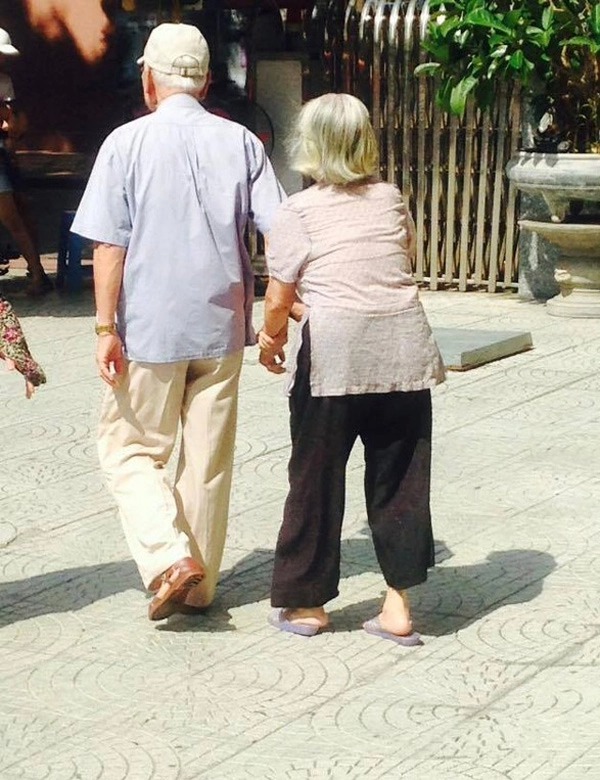 
Nhiều cặp vợ chồng đã cùng nhau nắm tay đi gần hết cuộc đời. (Ảnh minh họa: Vietnamnet)