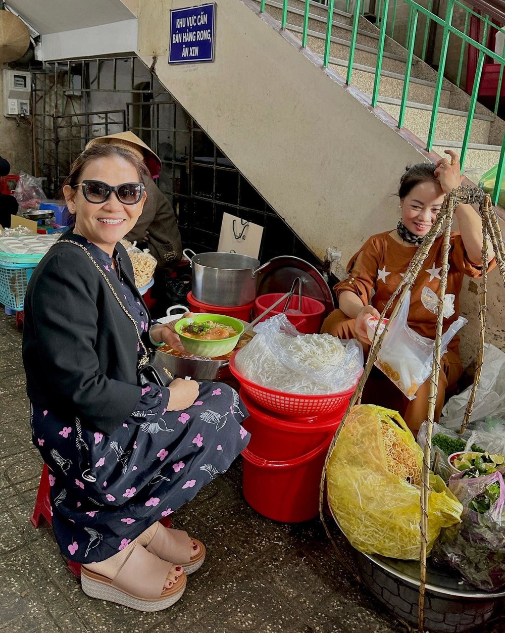 Xoài Non khoe ảnh cùng mẹ chồng "lầy lội" khi đi du lịch.