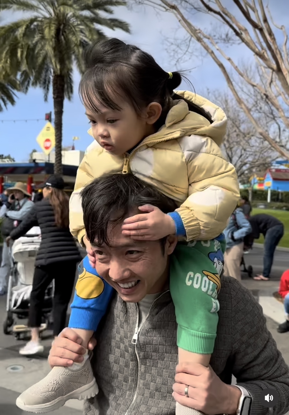  
Ông xã Đàm Thu Trang như đang cõng cả thế giới trên lưng. (Ảnh: Instagram suchin_baby) - Tin sao Viet - Tin tuc sao Viet - Scandal sao Viet - Tin tuc cua Sao - Tin cua Sao