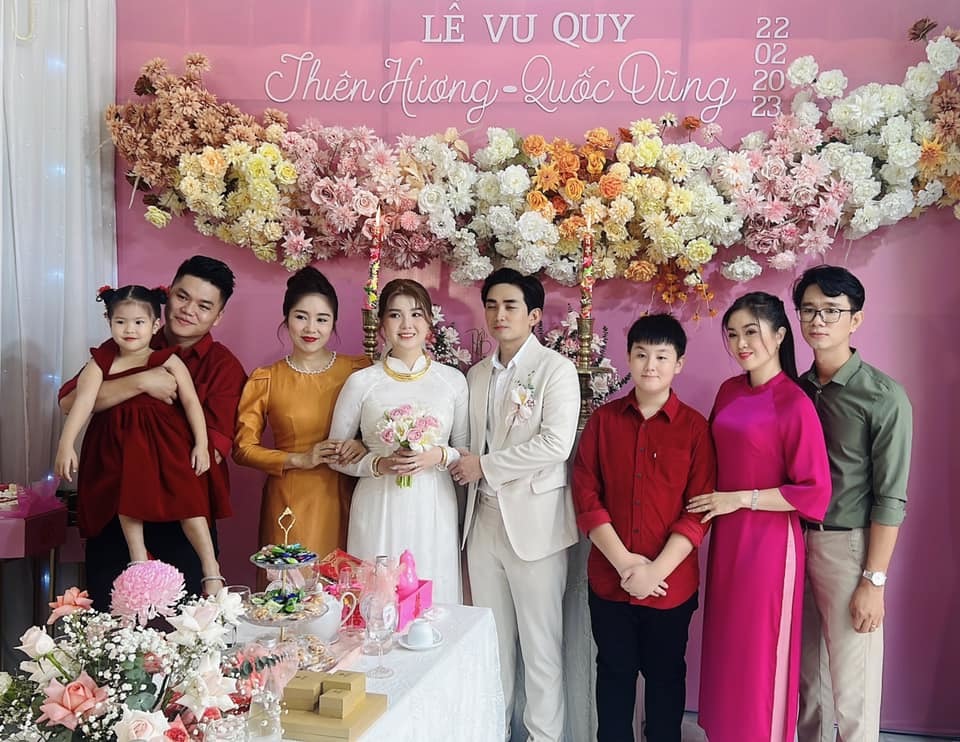  
Khung ảnh gia đình trong buổi lễ gia tiên của em gái Lê Phương. (Ảnh: FB Lê Phương)