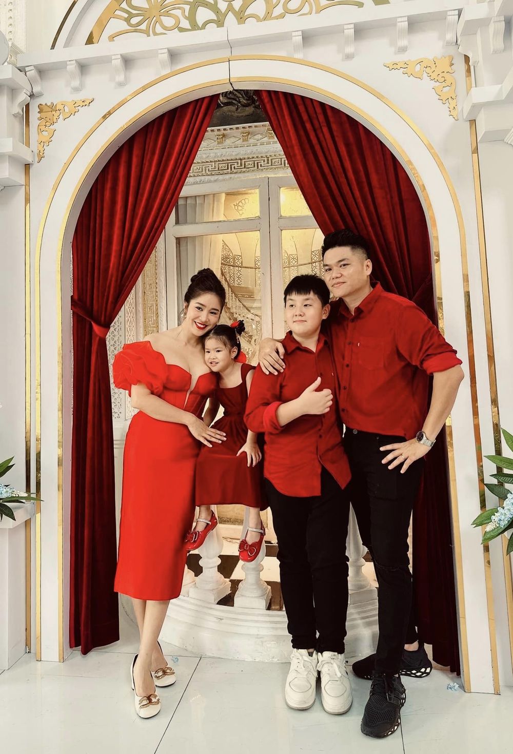  
Nữ diễn viên cùng chồng và 2 con đều lên đồ đồng điệu với tông màu đỏ rực. (Ảnh: FB Lê Phương)