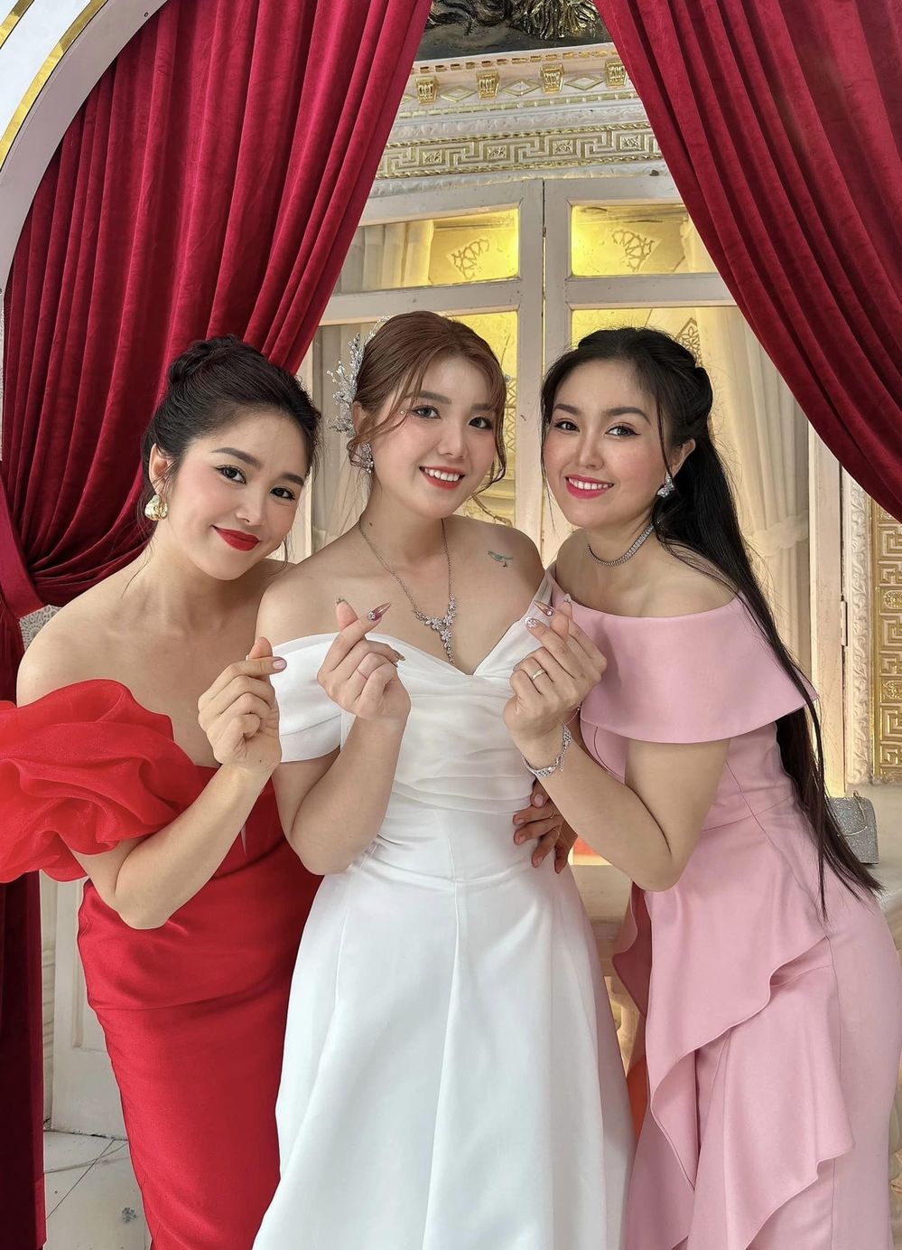  
3 chị em nhà Lê Phương cùng nhau khoe sắc trong ngày vui của gia đình. (Ảnh: FB Lê Phương)