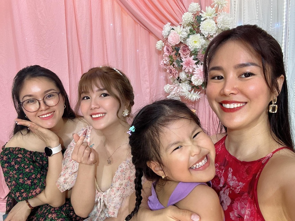  
Con gái Lê Phương hào hứng trong đám cưới của dì út. (Ảnh: FB Lê Phương)