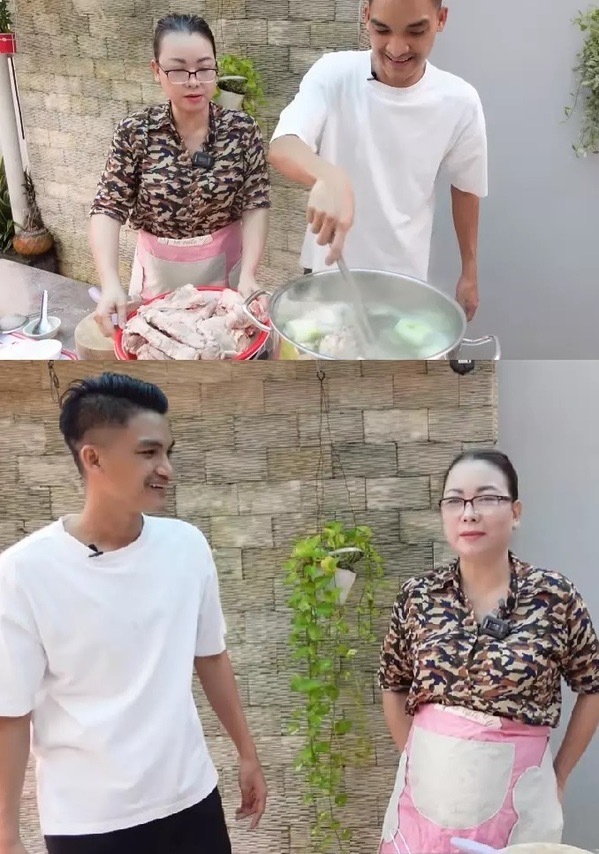  
Hai mẹ con nấu ăn cùng nhau một cách vui vẻ. (Ảnh: FB Mạc Văn Khoa) - Tin sao Viet - Tin tuc sao Viet - Scandal sao Viet - Tin tuc cua Sao - Tin cua Sao