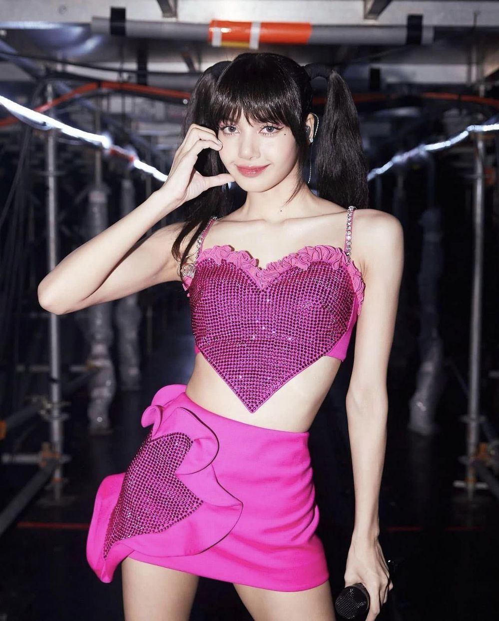  
Trong concert BORN PINK, Lisa nhiệt tình lăng xê outfit hồng rực rỡ. (Ảnh: Instagram lalalalisa_m)