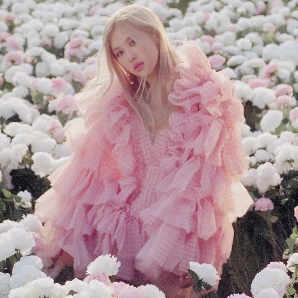  
Hay khi diện váy bồng bềnh, Rosé tựa một nàng thơ khiến fan xao xuyến. (Ảnh: Pinterest)