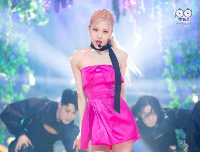  
Ở sân khấu solo, cô nàng tạo nên sự bùng nổ visual vì xuất hiện lộng lẫy với outfit hồng neon. (Ảnh: SBS)
