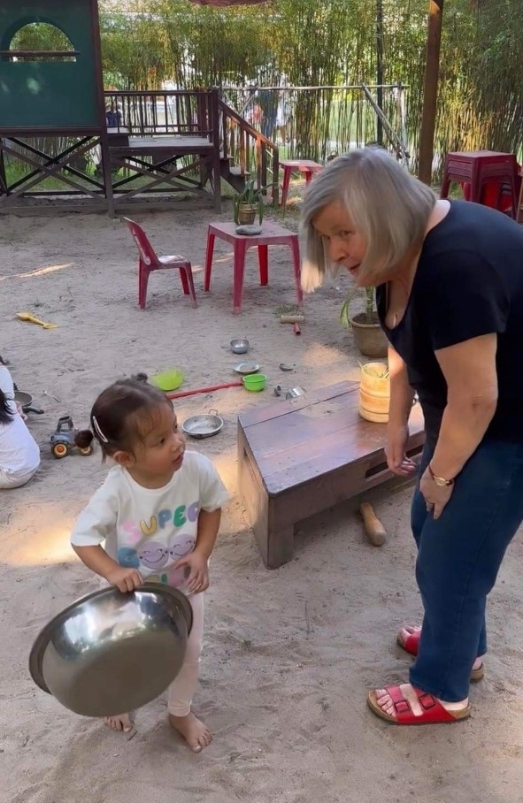  
Lisa tưởng bà nội người Thụy Điển là người lạ mà không chào hỏi. (Ảnh: Instagram @henrylisaleon) - Tin sao Viet - Tin tuc sao Viet - Scandal sao Viet - Tin tuc cua Sao - Tin cua Sao