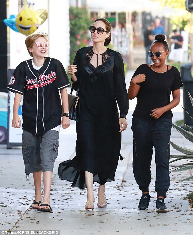 
Angelina Jolie và Zahara thường cùng nhau xuống phố trong phong cách đối lập. (Ảnh: BACKGRID)