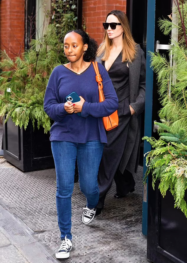  
Angelina Jolie và con gái nuôi được bắt gặp khi cùng nhau dạo phố ở New York. (Ảnh: The Image Direct)