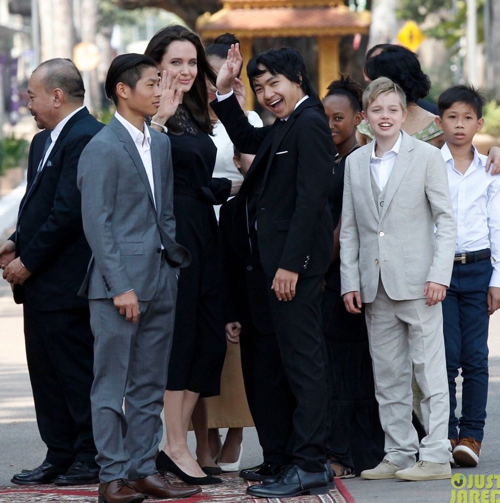  
Angelina Jolie luôn dung hòa tình cảm giữa các con. (Ảnh: JUST JARED)