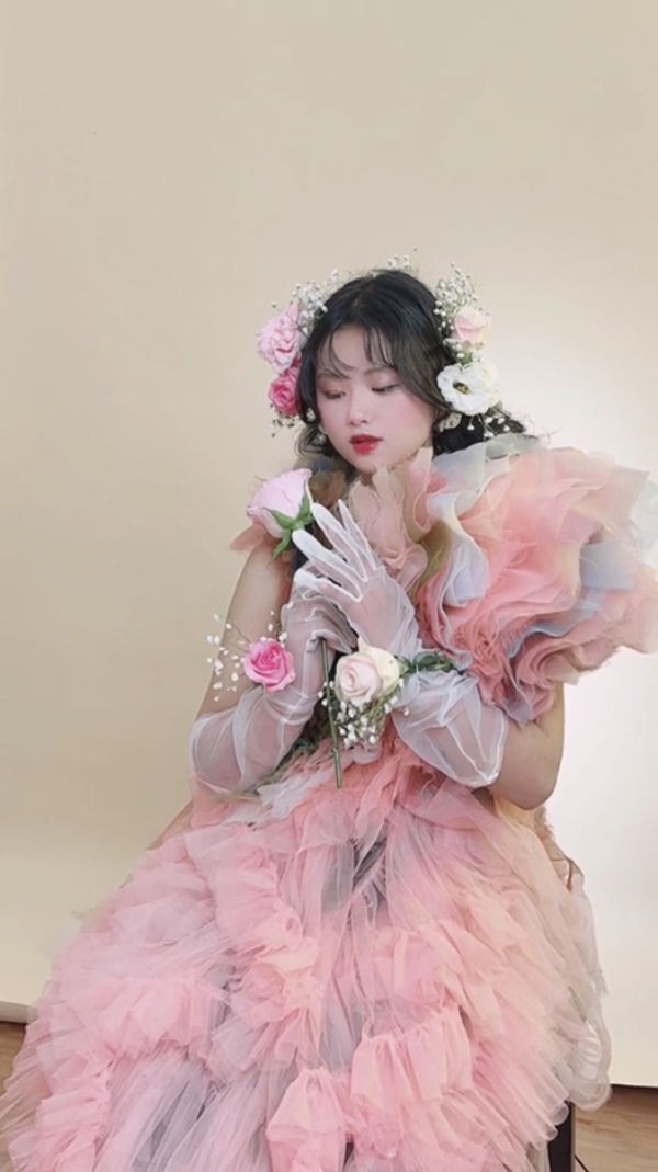 Phúng Phính tung bộ ảnh tựa nàng thơ. (Ảnh: FB Mua Thị Dua)