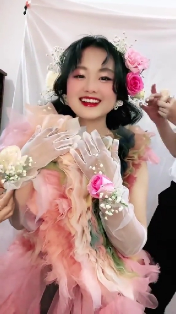  Phúng Phính diện trang phục công chúa. (Ảnh: FB Mua Thị Dua)