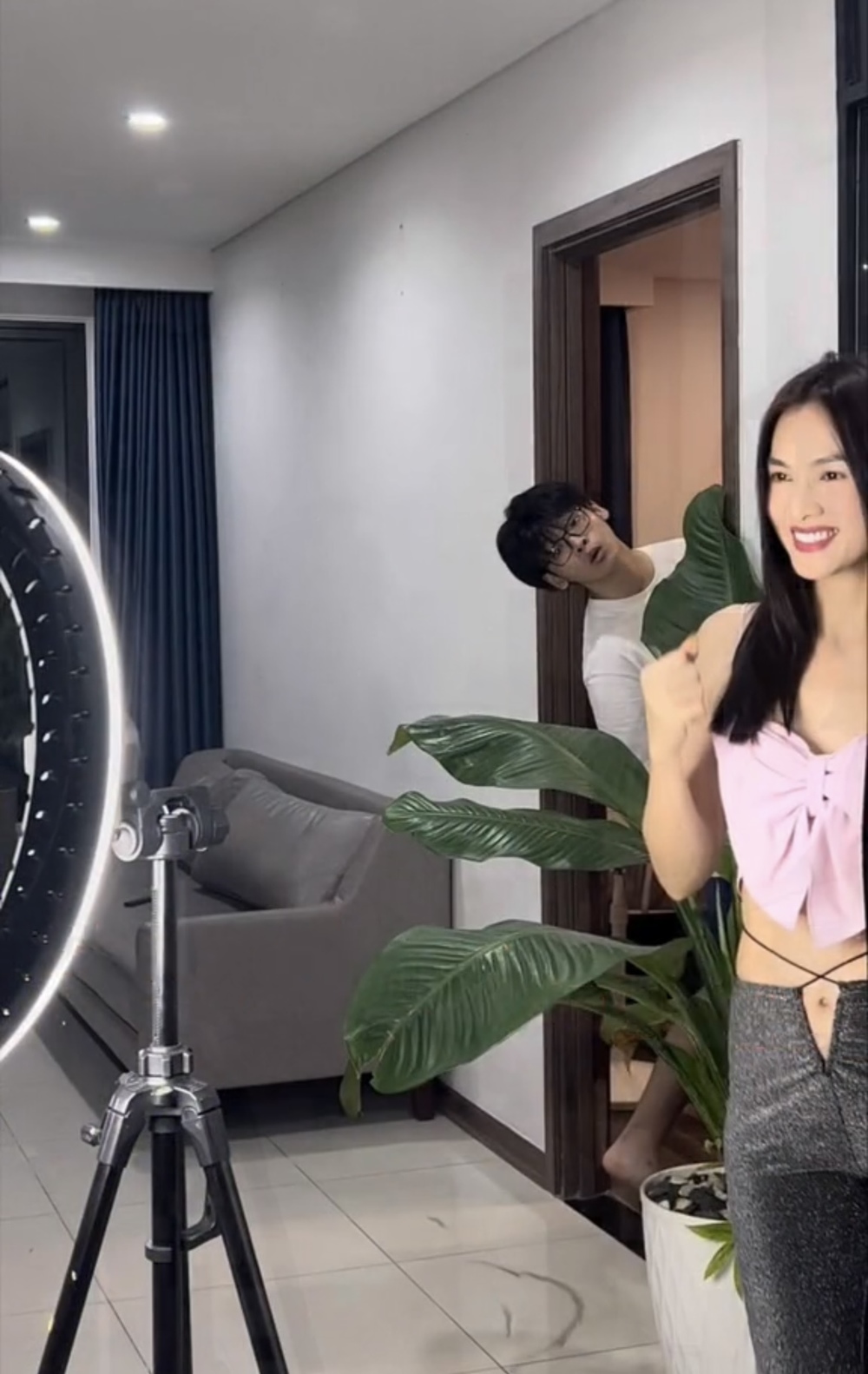  Anh Thư bị con trai phát hiện đang đu trend TikTok. (Ảnh: Chụp màn hình TikTok sieumauanhthu)