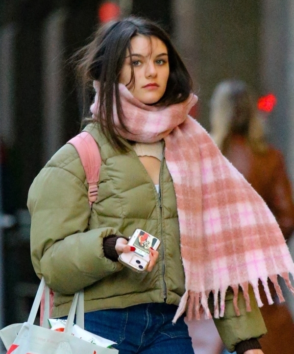 17-year-old Suri Cruise is as pretty as Miss, wearing an off-the ...