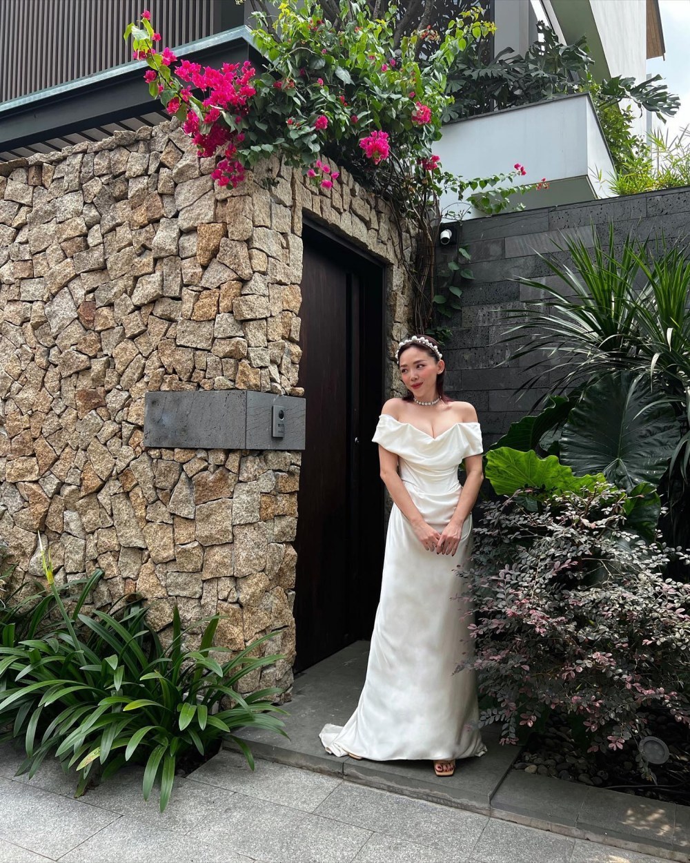  
Chiếc váy cưới nhiều kỷ niệm và được Tóc Tiên trân trọng. (Ảnh: FB Nguyễn Khoa Tóc Tiên)
