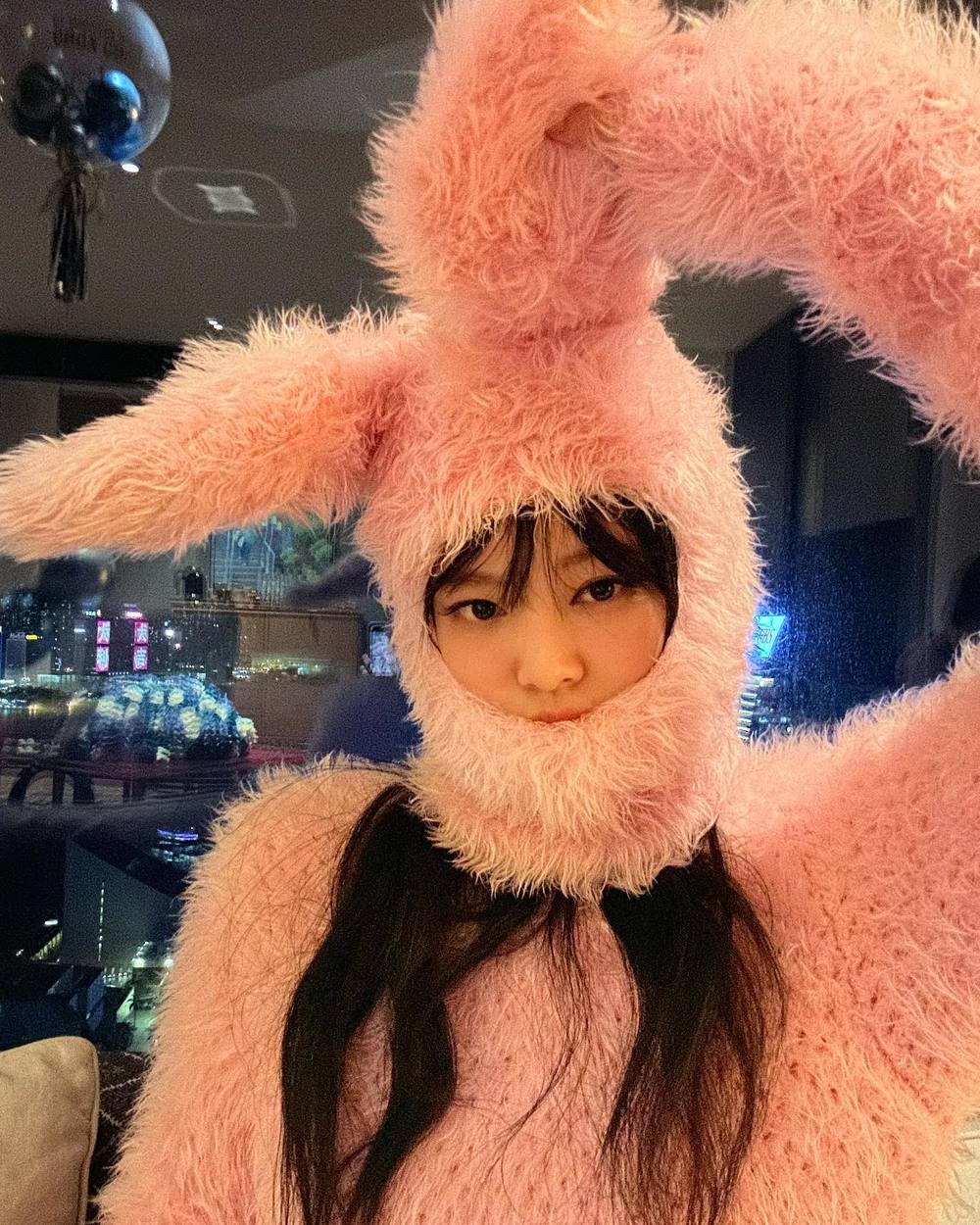  
Jennie khiến chiếc mũ tai thỏ có phần sến và lạ cháy hàng trong tích tắc. (Ảnh: Instagram @jennierubyjane)