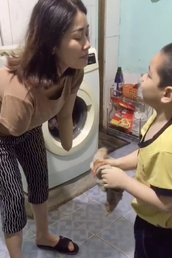  
Cậu bé lau mặt cho người mẹ khiếm khuyết. (Ảnh: TikTok N.S.A)