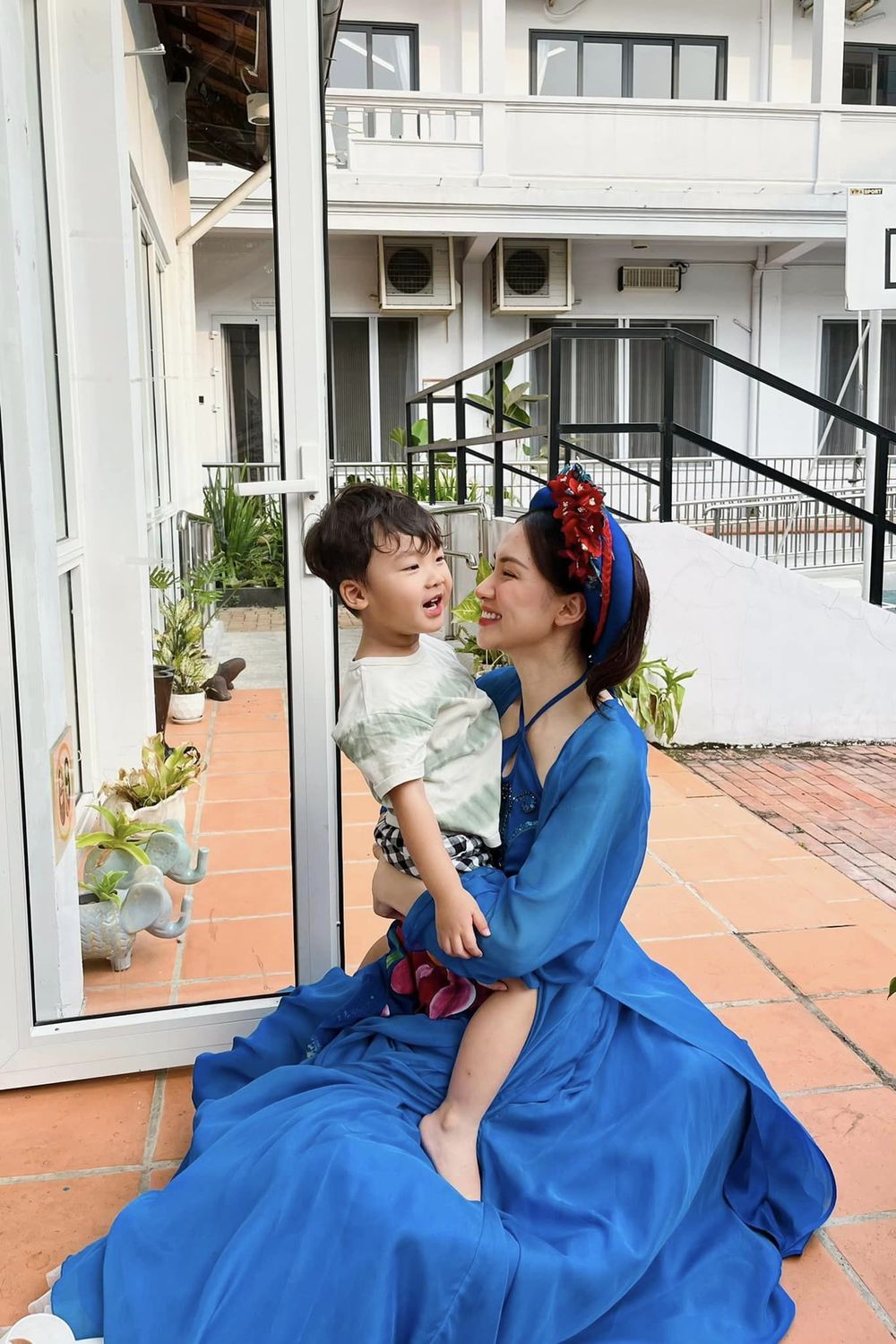  Hòa Minzy trở thành mẹ đơn thân nhưng lúc nào cũng đầy hạnh phúc bên quý tử. (Ảnh: FB Hòa Minzy)