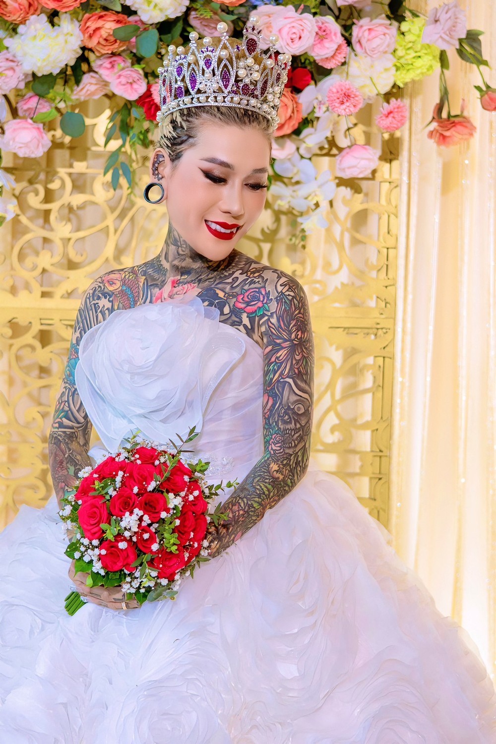Cô dâu LGBT xăm kín người viên mãn bên chồng kém tuổi
