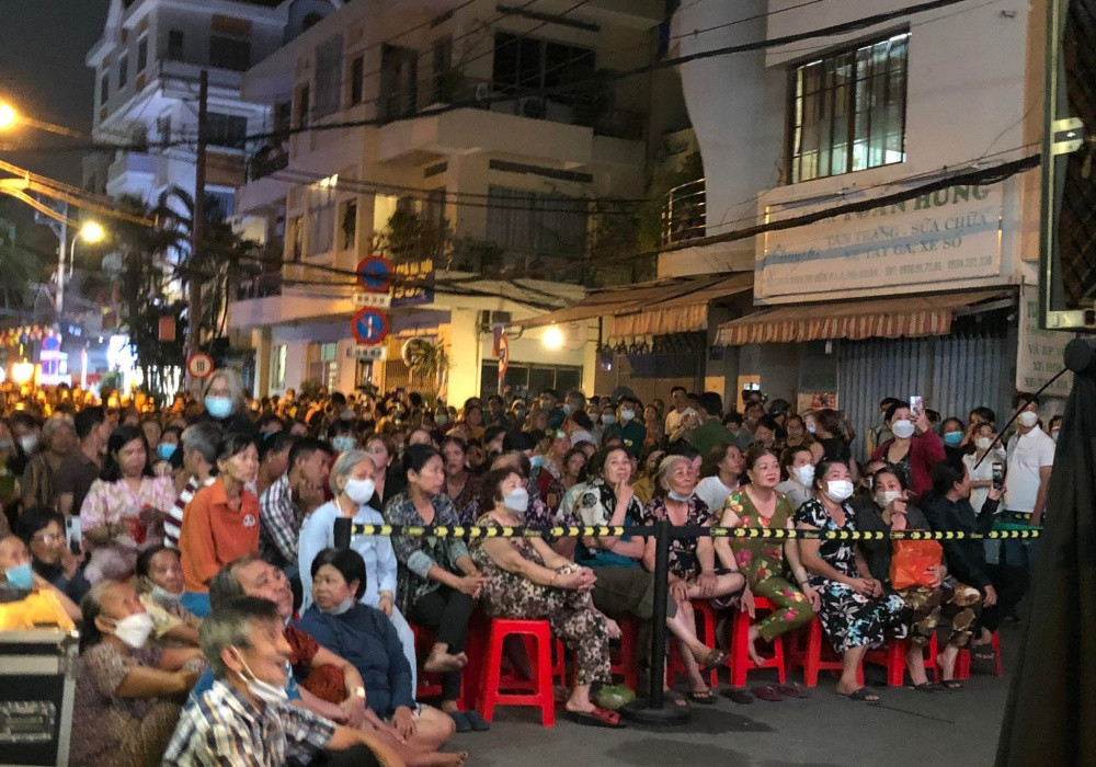  
Rất đông khán giả phủ kín lối đi để được xem không gian tang lễ NSƯT. (Ảnh: Vietnamnet) - Tin sao Viet - Tin tuc sao Viet - Scandal sao Viet - Tin tuc cua Sao - Tin cua Sao