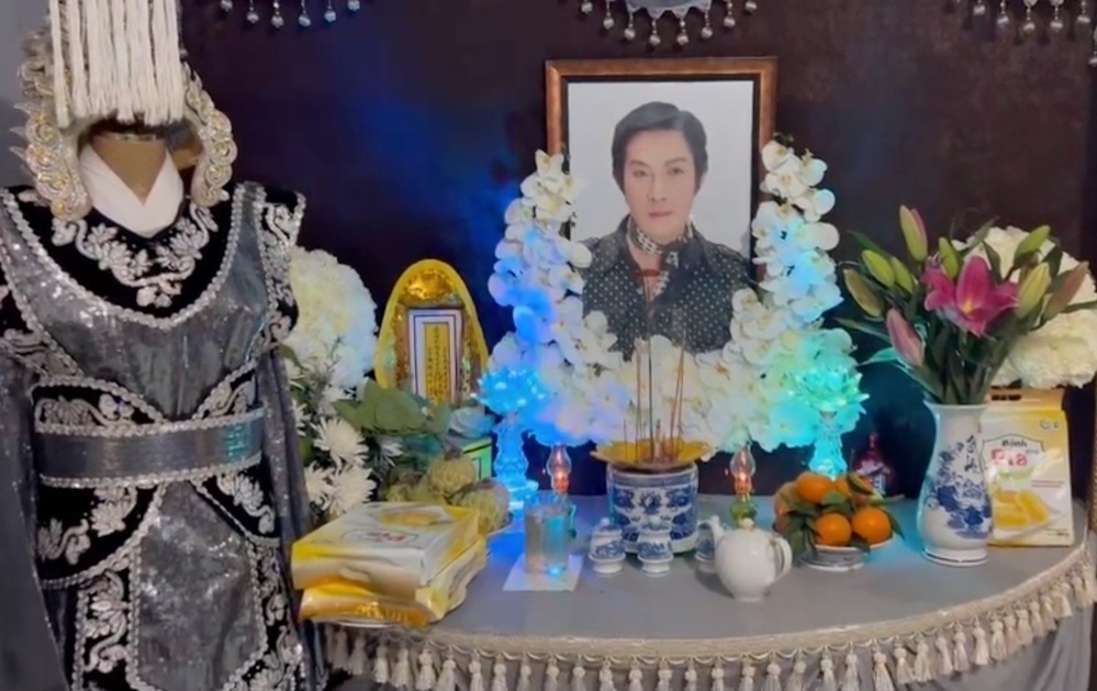  
Nơi thờ tự được gia đình chuẩn bị đủ hoa bánh cho cố nghệ sĩ. (Ảnh: Chụp màn hình FB Hồng Phượng) - Tin sao Viet - Tin tuc sao Viet - Scandal sao Viet - Tin tuc cua Sao - Tin cua Sao
