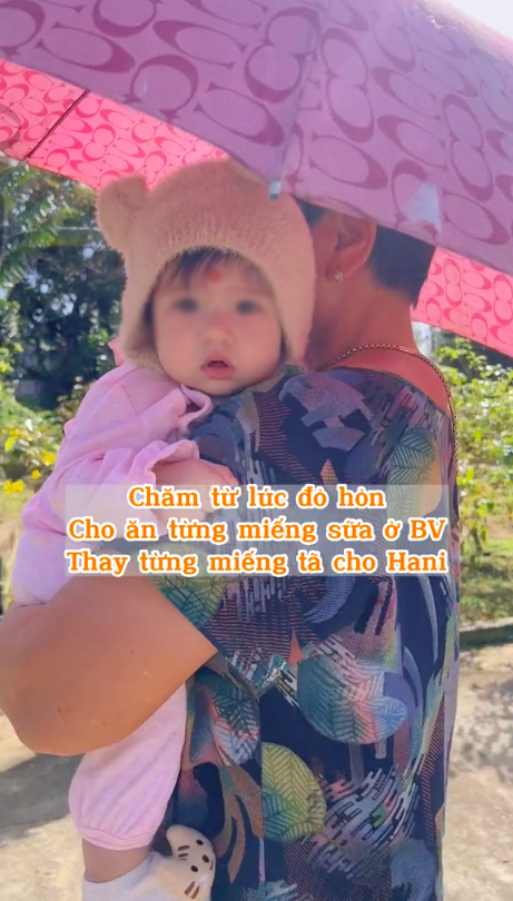  
Từ lúc em bé chào đời, 1 tay bà ngoại nâng niu, chăm sóc. (Ảnh: M.S)