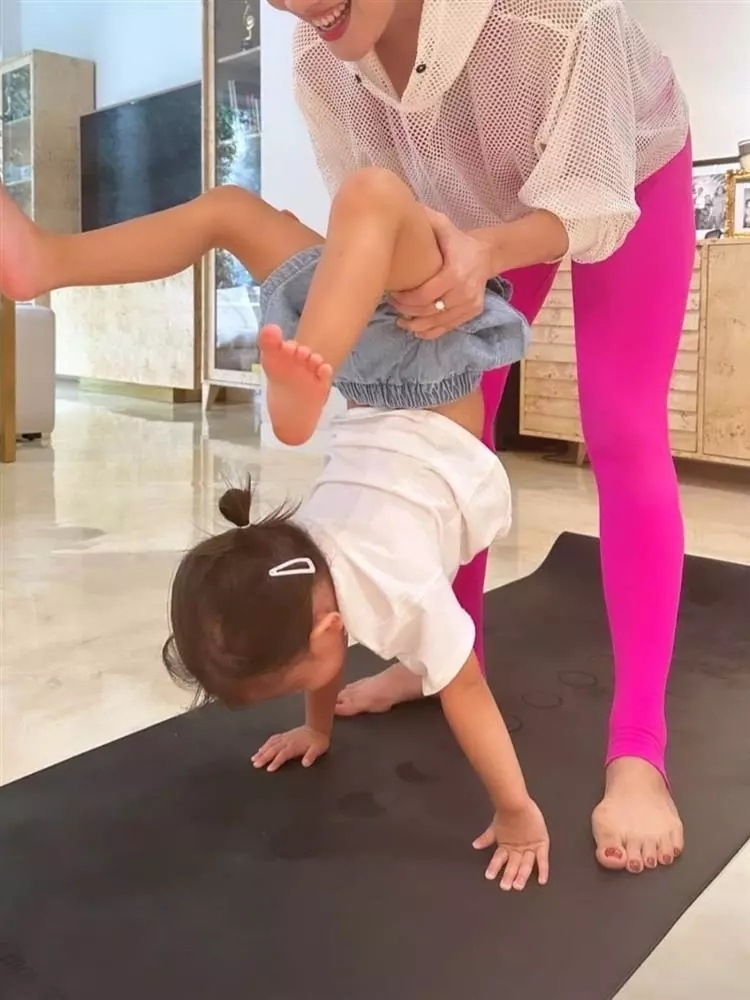  Nhóc tì còn theo mẹ Hà tập luyện yoga. (Ảnh: Chụp màn hình Instagram @henrylisaleon) - Tin sao Viet - Tin tuc sao Viet - Scandal sao Viet - Tin tuc cua Sao - Tin cua Sao