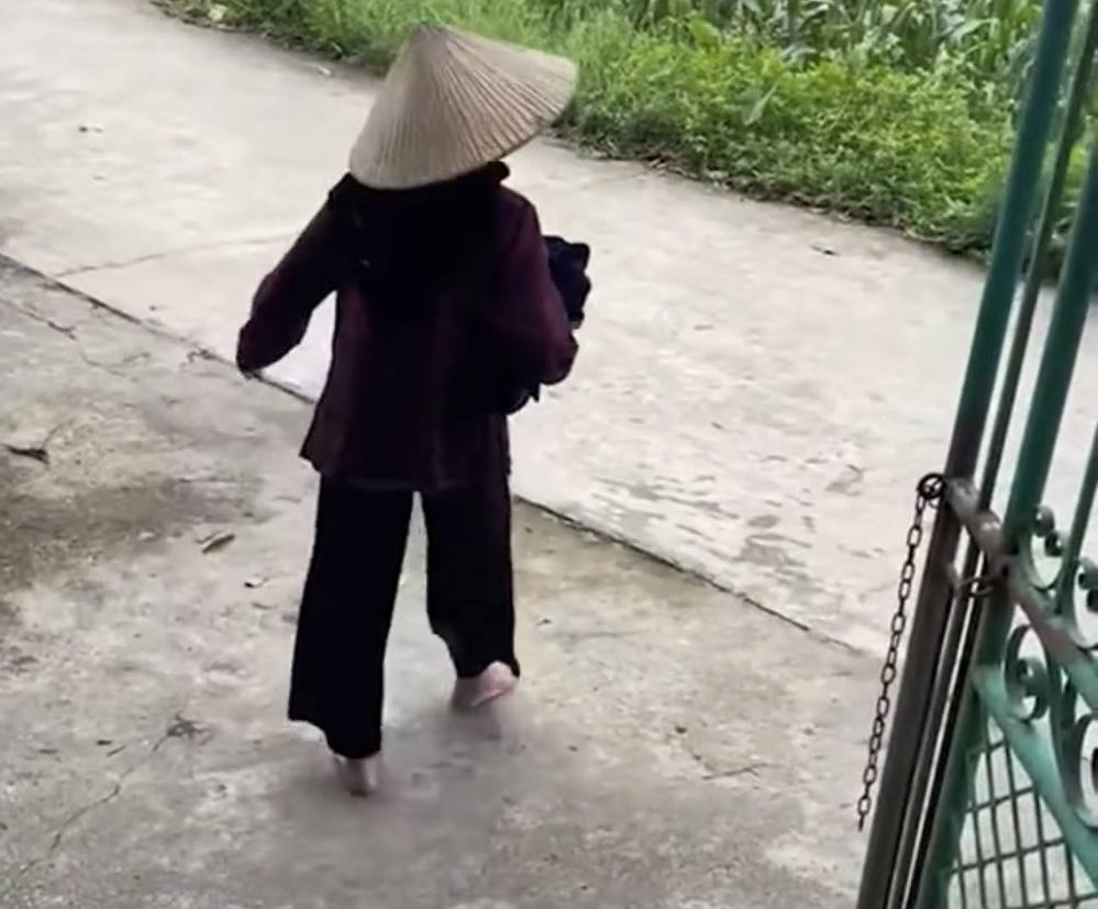  
Hành động của cụ bà khiến con cháu dở khóc dở cười. (Ảnh: FB H.T.C)