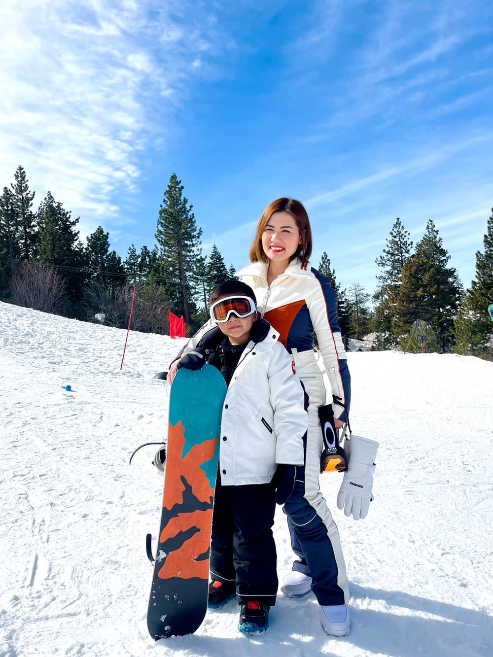  
Trượt tuyết cũng là môn thể thao bé Thiên Từ yêu thích. (Ảnh: Facebook Thủy Tiên Mathis)