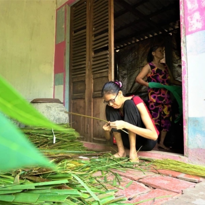  Hiện tại, Thanh Hoa chủ yếu ở nhà làm phụ mẹ tước lá dừa. (Ảnh: Dân Trí)