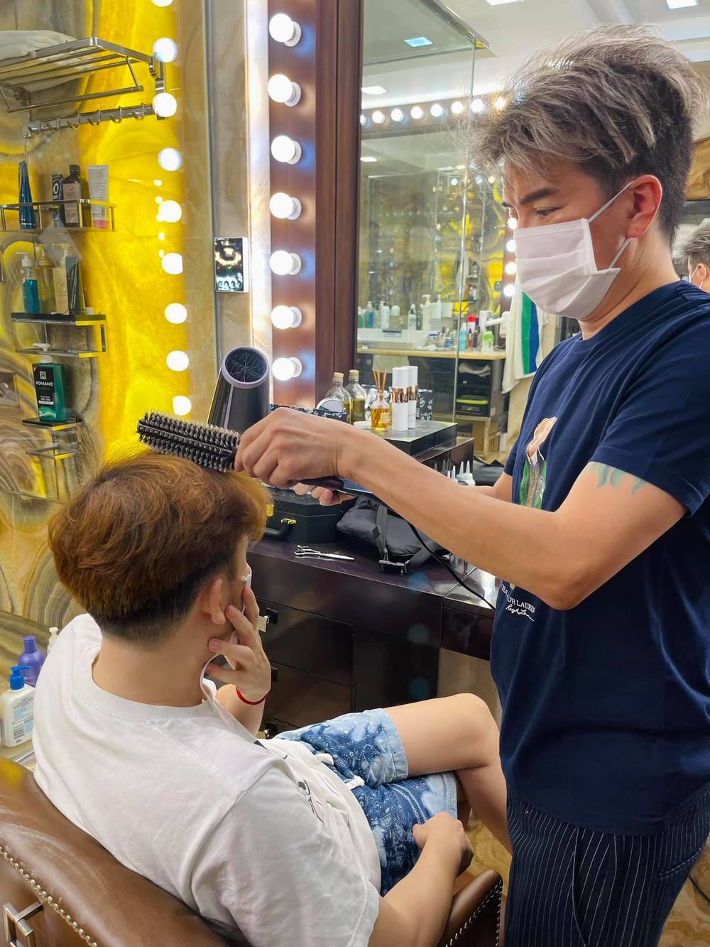 Chiếc ghế chỉ là cách để thể hiện anh luôn nhớ về quá khứ làm thợ cắt tóc của mình. (Ảnh: FB Đàm Vĩnh Hưng)