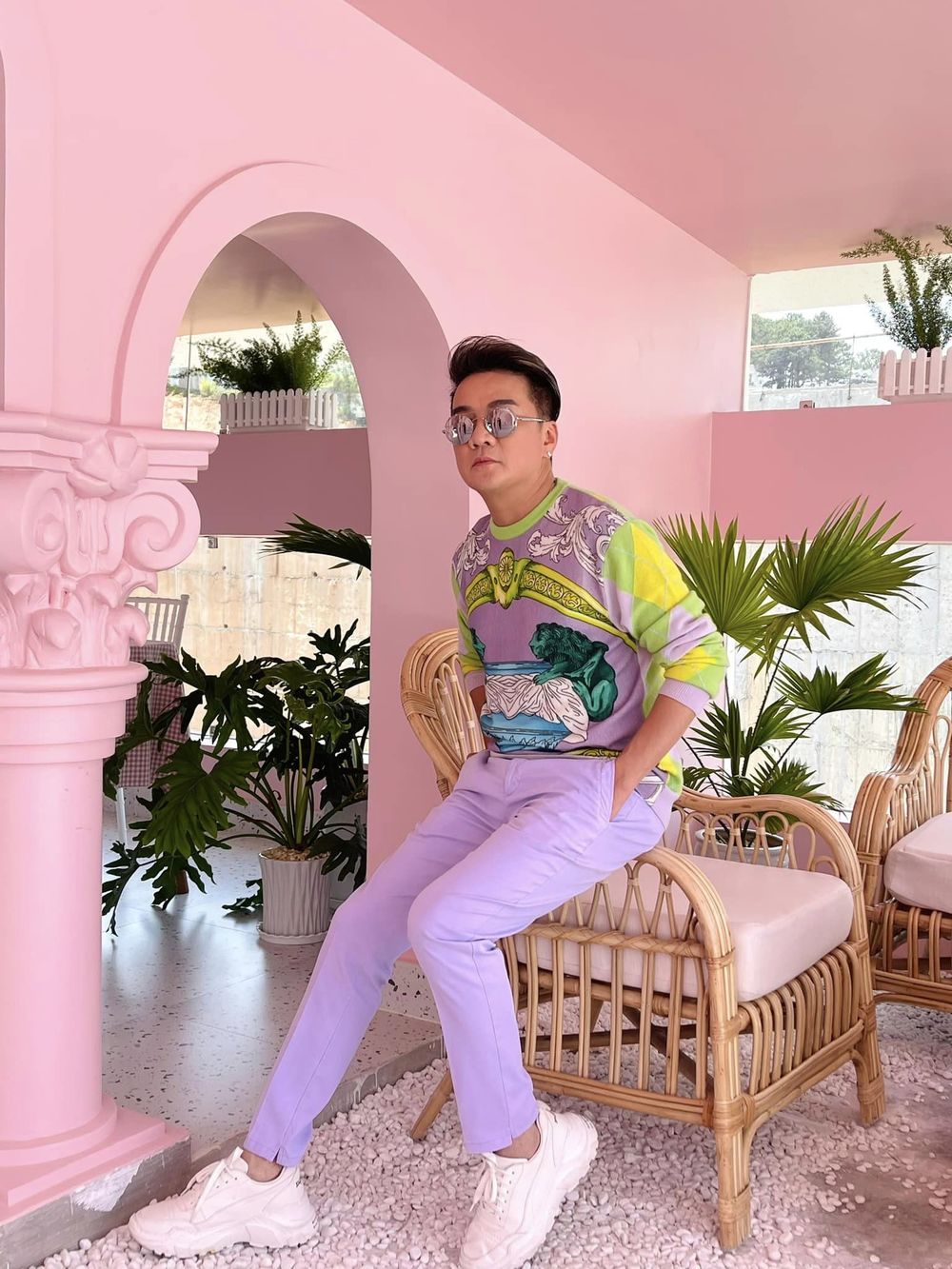 Anh cho hay những danh xưng đều là truyền thông, khán giả thương tặng. (Ảnh: FB Đàm Vĩnh Hưng)