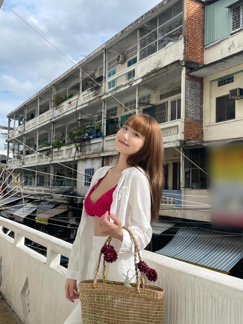  
Người đẹp thăng hạng sắc vóc sau khi làm dâu hào môn ở tuổi 18. (Ảnh: FB Lê Thị Khánh Huyền)