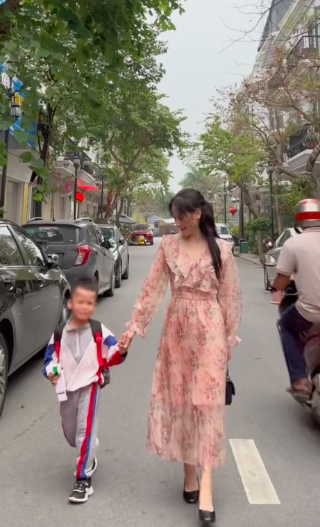  
Người mẹ trẻ sở hữu vóc dáng chuẩn chỉnh không kém cạnh người mẫu. (Ảnh: N.T.Đ)