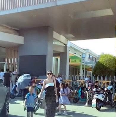  
Người mẹ trẻ luôn nổi bật giữa đám đông vì sự xinh đẹp và thần thái “ngút ngàn”. (Ảnh: Sohu)