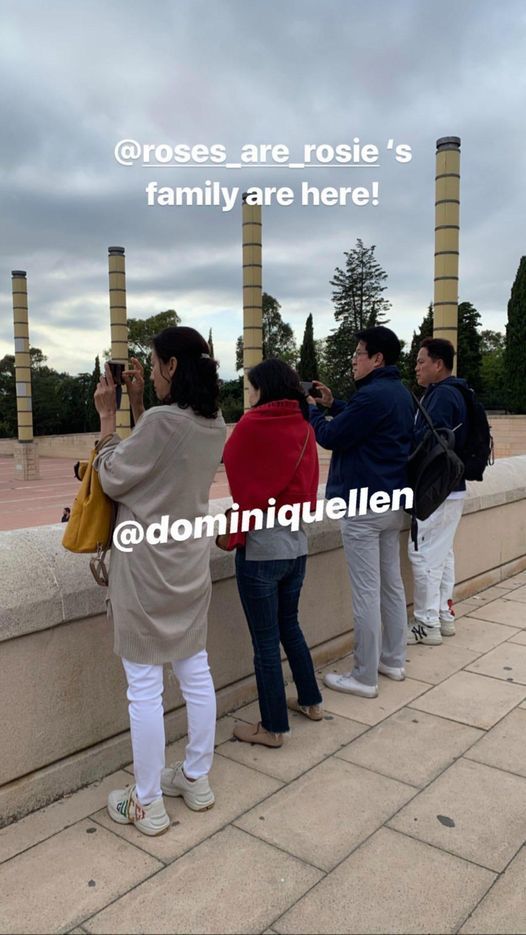  Ba mẹ Jisoo và Rosé có mặt tại Barcelona, Tây Ban Nha vào năm 2019 để ủng hộ concert của con gái. (Ảnh: Instagram @dominiquellen)