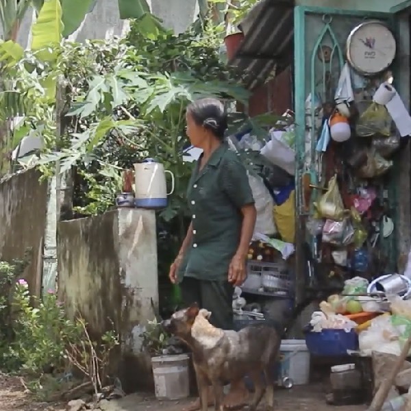  
Căn nhà nhỏ nhiều đồ đạc được bà nhặt nhạnh là nơi ở của bà cùng chó, mèo. (Ảnh: Pháp Luật)