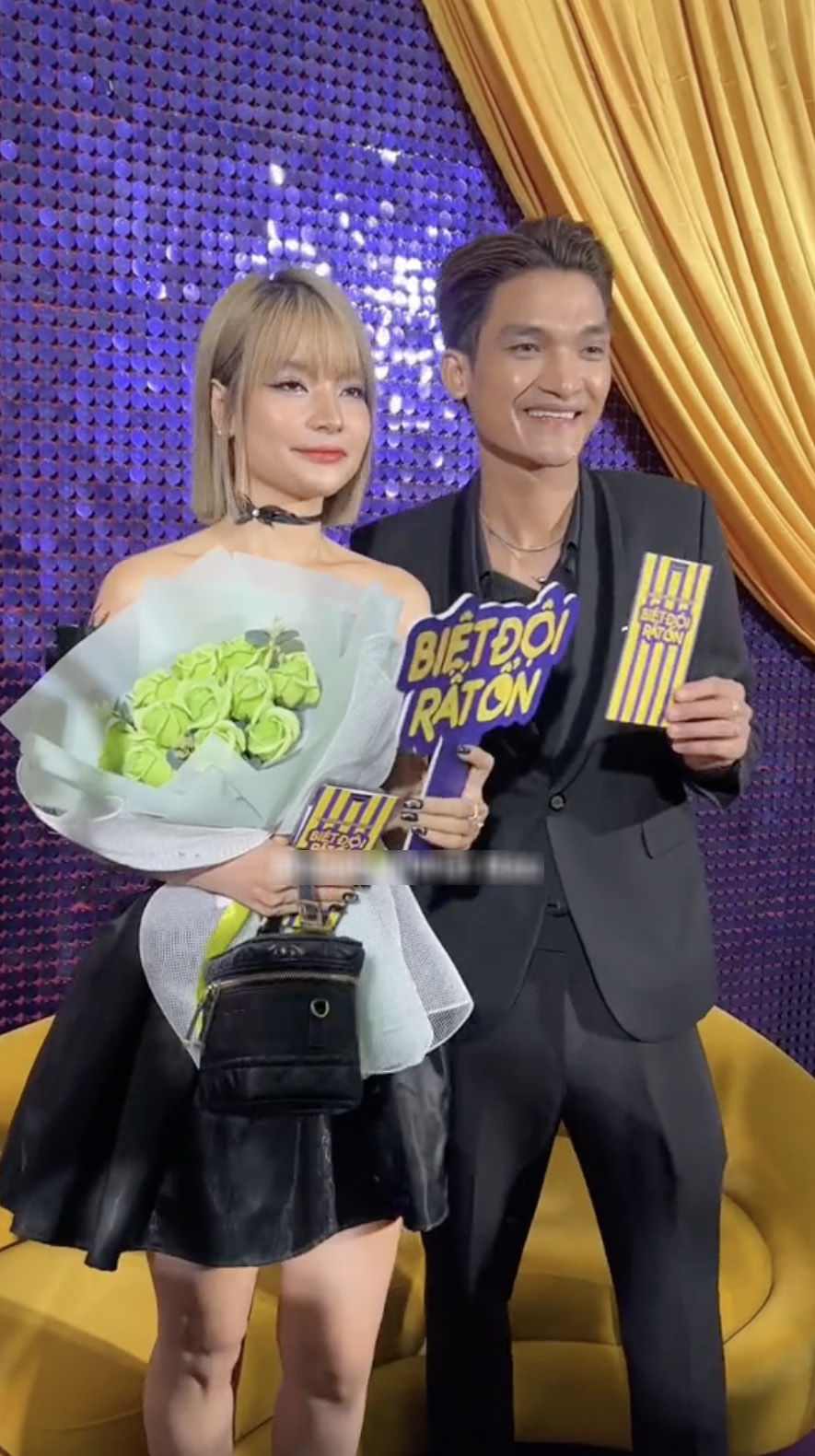 
Mạc Văn Khoa cùng bà xã Thảo Vy có mặt tại thảm đỏ ra mắt phim. (Ảnh: Showbiz Nhật Báo)
